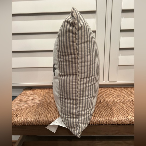 Throw pillow - Picture 2 of 5